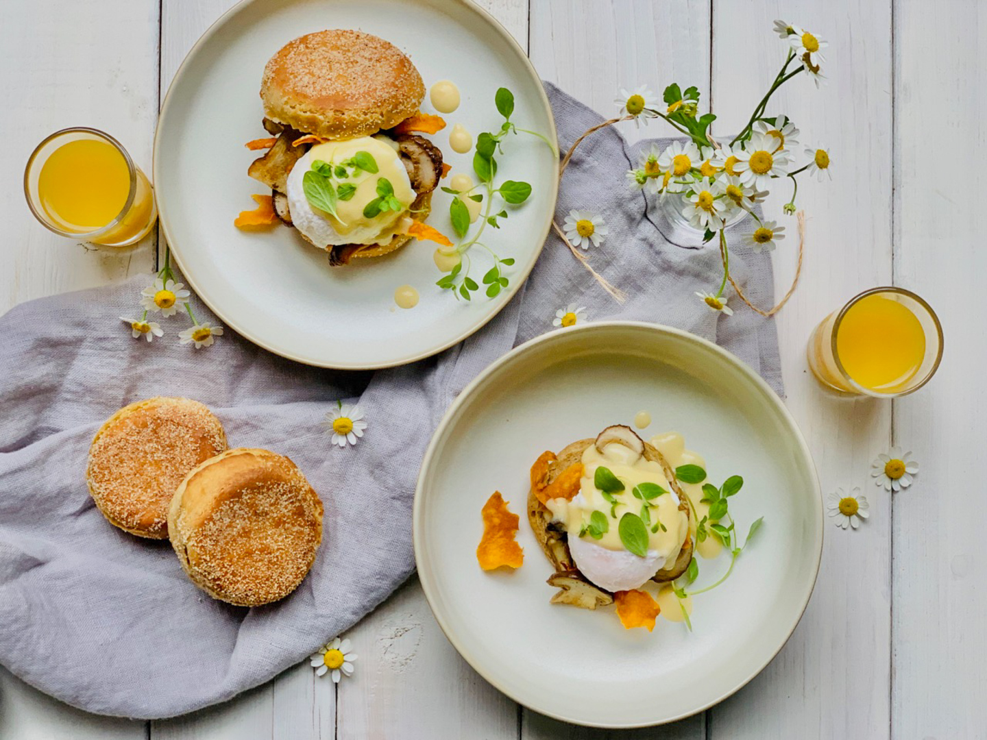 Titelbild zu Eggs Benedict auf English Muffins mit Steinpilzen, Kürbis-Chips & Sauce au Beurre