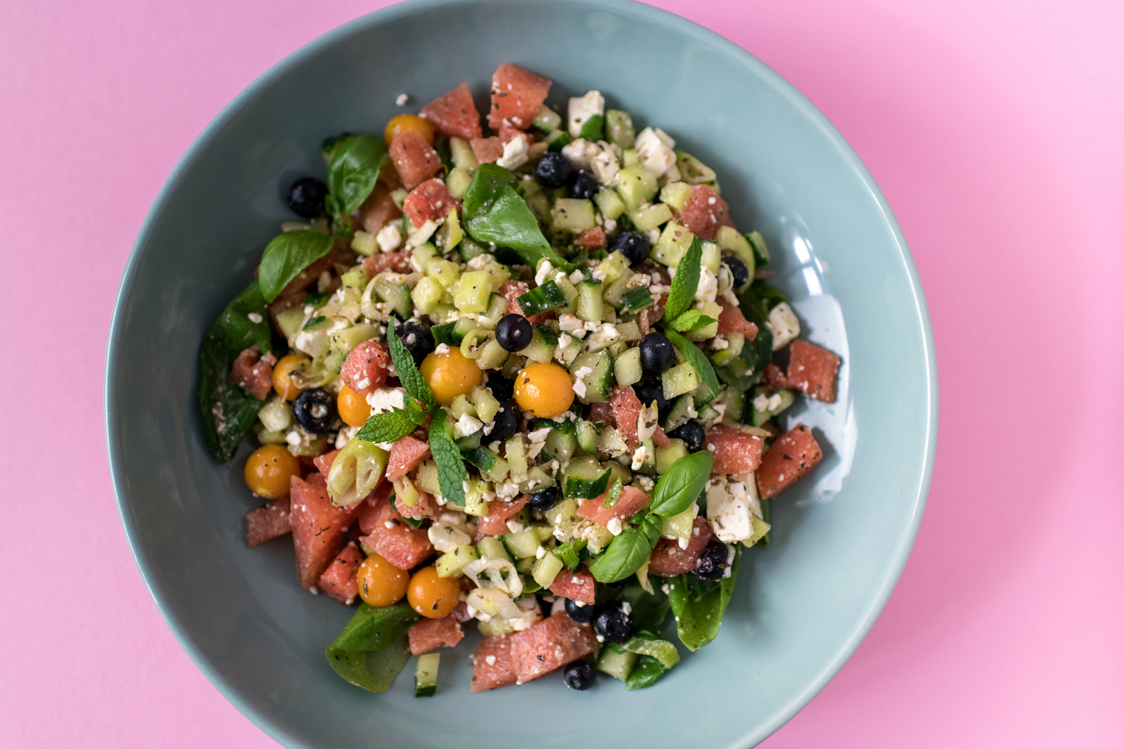 Titelbild zu Wassermelonen Gurken Salat mit Feta, Früchten, Hanföl Dressing und Bio Kräuter