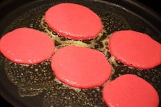 Rote-Bete-Pancakes mit Räucherlachs und Kren