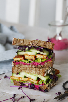 Sweet & Spicy Tempeh-Sandwich mit Rote-Bete-Aioli