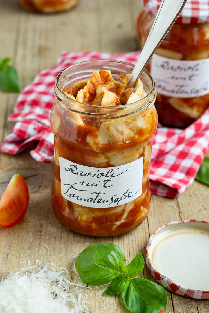 Titelbild zu Ravioli mit Tomatensauce - Der Fertigessen Klassiker zum Selbermachen
