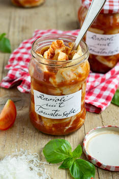 Ravioli mit Tomatensauce - Der Fertigessen Klassiker zum Selbermachen