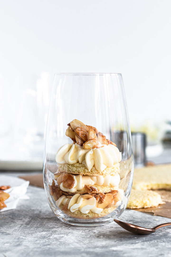 Titelbild zu Bienenstich Dessert im Glas mit Mandelkrokant