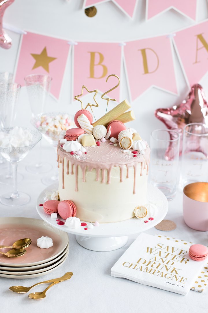 Titelbild zu Candy Drip Cake Geburtstagstorte mit Himbeeren & Kokos