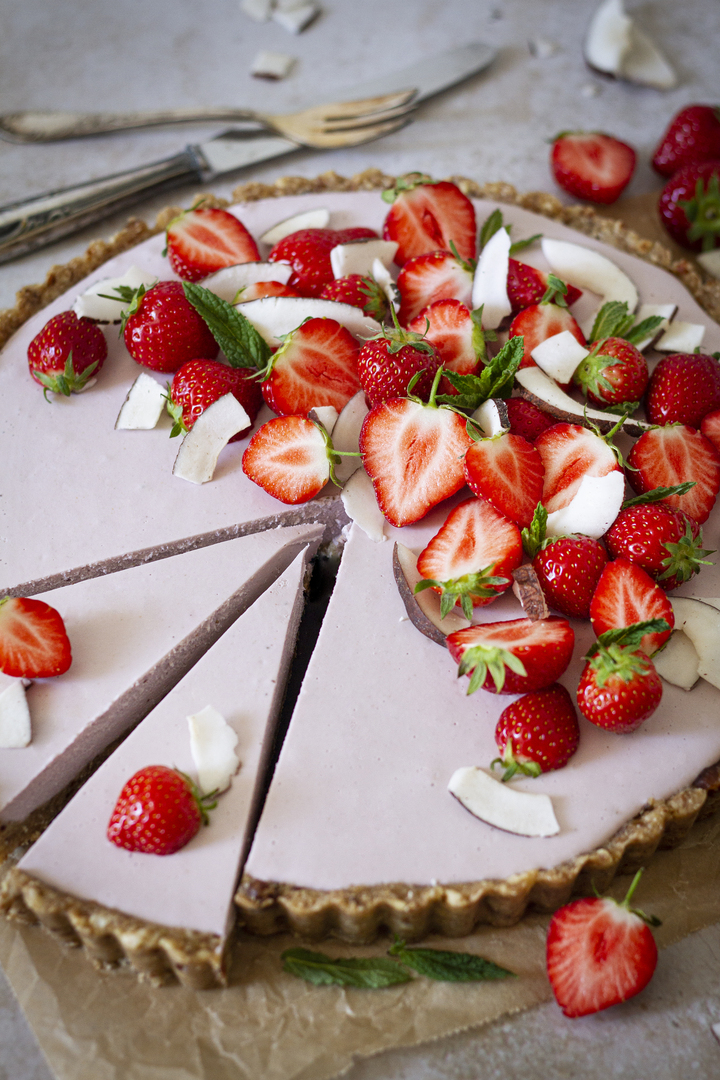 Titelbild zu No-Bake Erdbeer-Kokos-Tarte mit frischer Minze