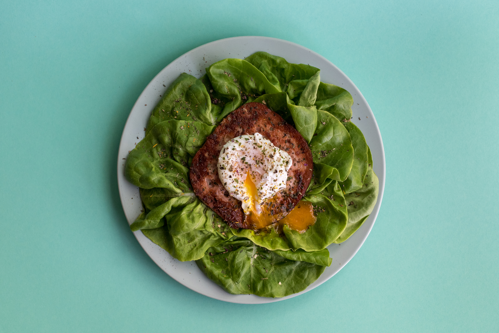Titelbild zu Käsleberkäse mit pochiertem Ei auf grünen Salat 