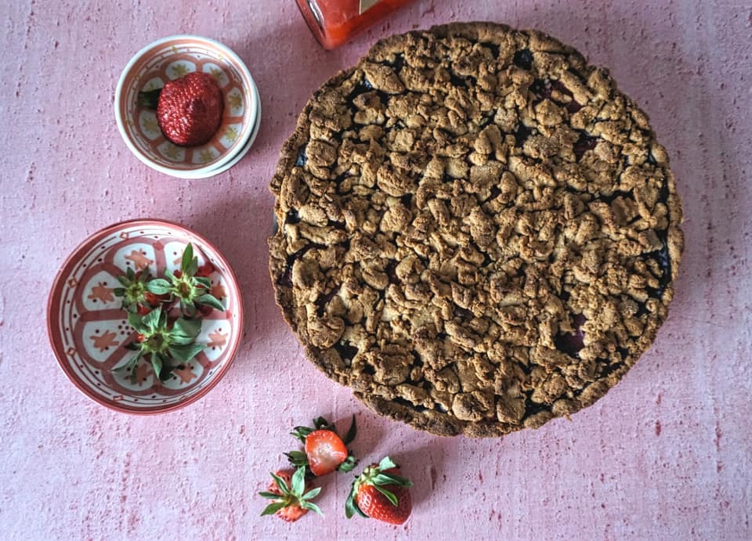 Titelbild zu Heidelbeerpudding Tarte mit Erdbeeren (vegan, glutenfrei)