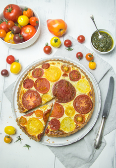 Tomaten-Mozzarella-Quiche mit Karottengrün-Pesto