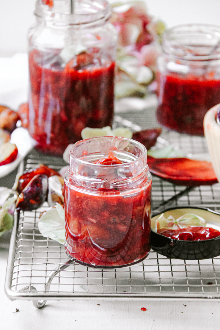 Titelbild zu The Only Healthy Plum Compote Recipe You'll Ever Need