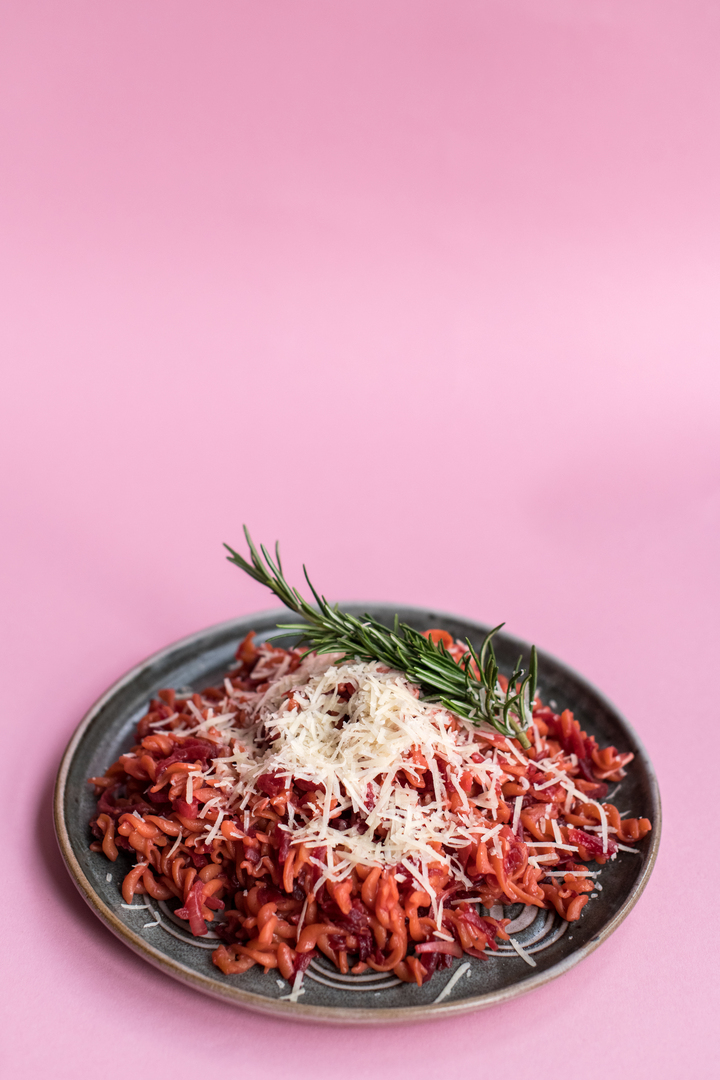 Titelbild zu Aus dem Vorratsschrank – Rote Bete Pasta mit Linsen Spirelli