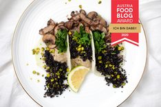Vegan, Raw Kohlrabi Taco mit Oriental Black Rice, cremigem Pilz Baba Ganoush & Pistazien Crunch
