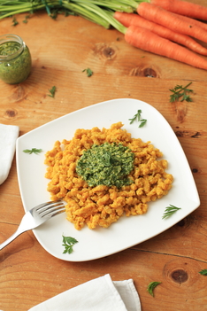 Alles verwerten: Karottenspätzle mit Karottengrün-Pesto