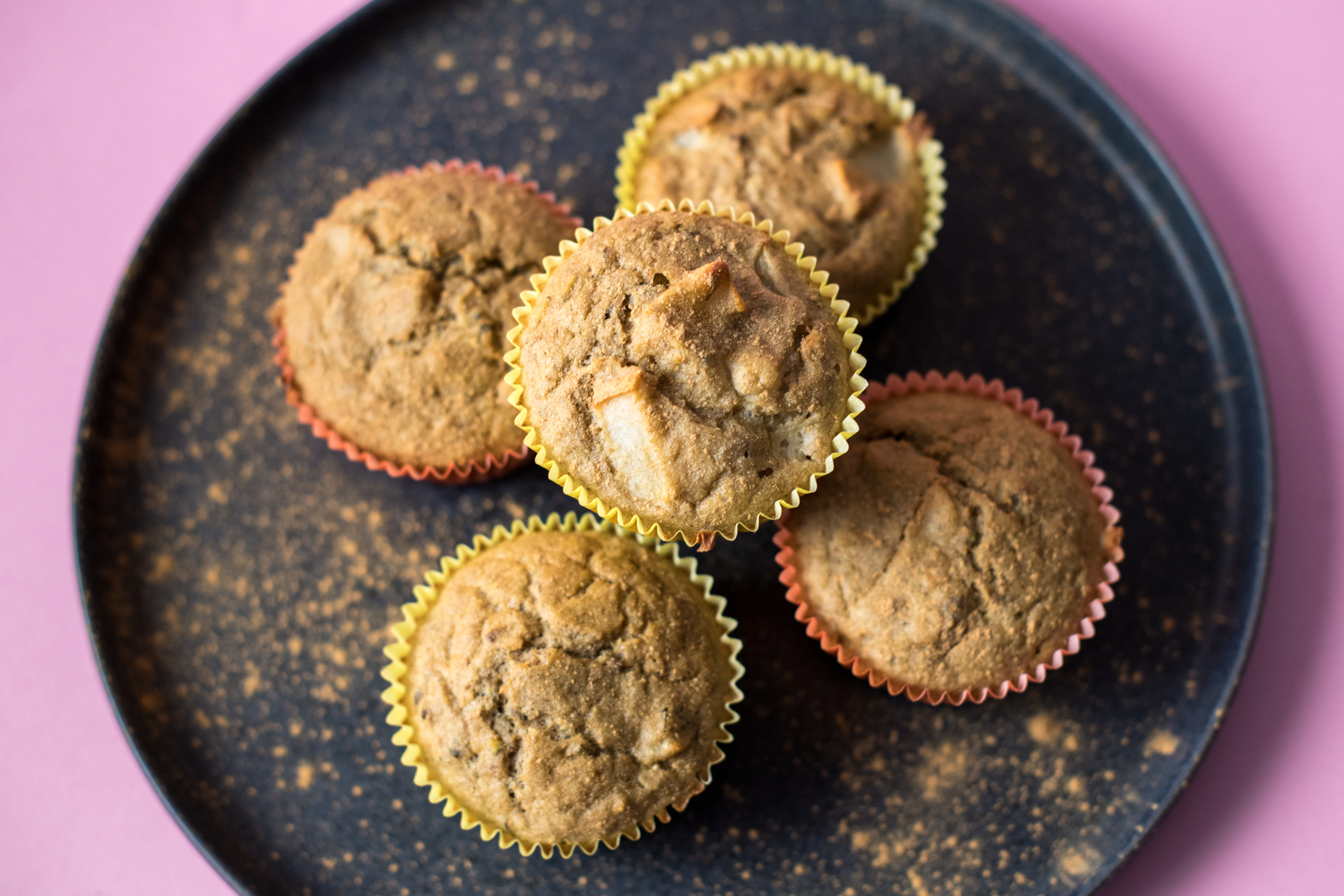 Titelbild zu Glutenfreie Birnenmuffins mit Kakaonibs